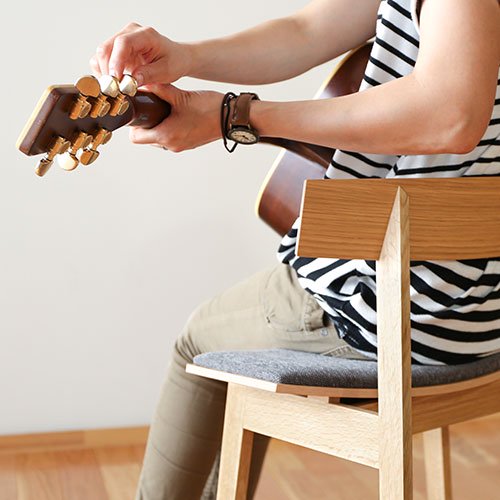 ギター伴奏に適した椅子。