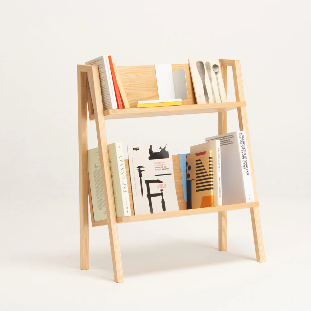圧迫感を感じさせないコンパクトな本棚|WOWの「BOOK RACK」