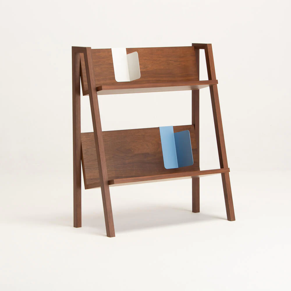 背板の傾斜で本を選びやすいWOWの「BOOKRACK」