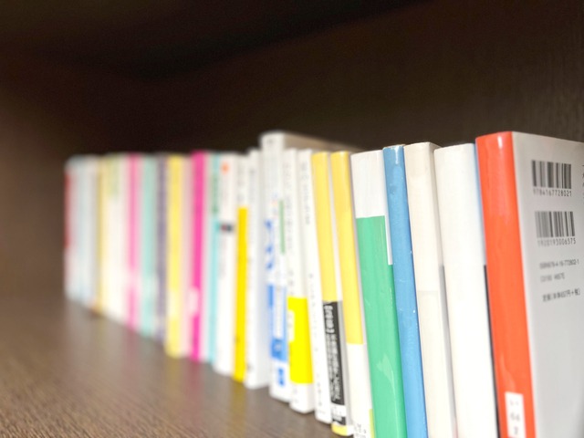 狭い部屋でも使いやすい本棚の選び方