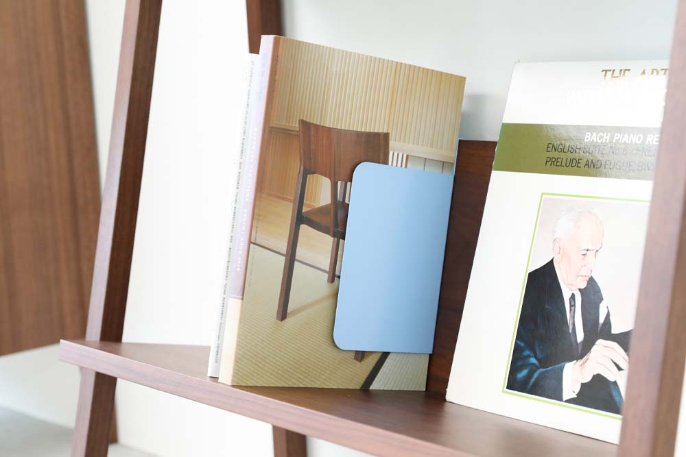 安っぽく見えない木の本棚なら「ウォールナット」がおすすめ