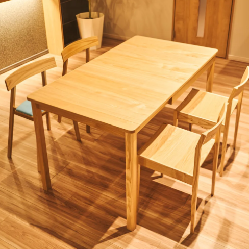 【プロが伝授】一生モノのタモ材ダイニングテーブルの選び方|希少な「北海道タモ」の魅力と後悔しない見極めポイント