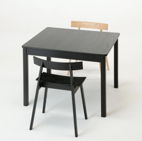 2人から4人まで自在に対応できる「WOW」の伸長式ダイニングテーブル