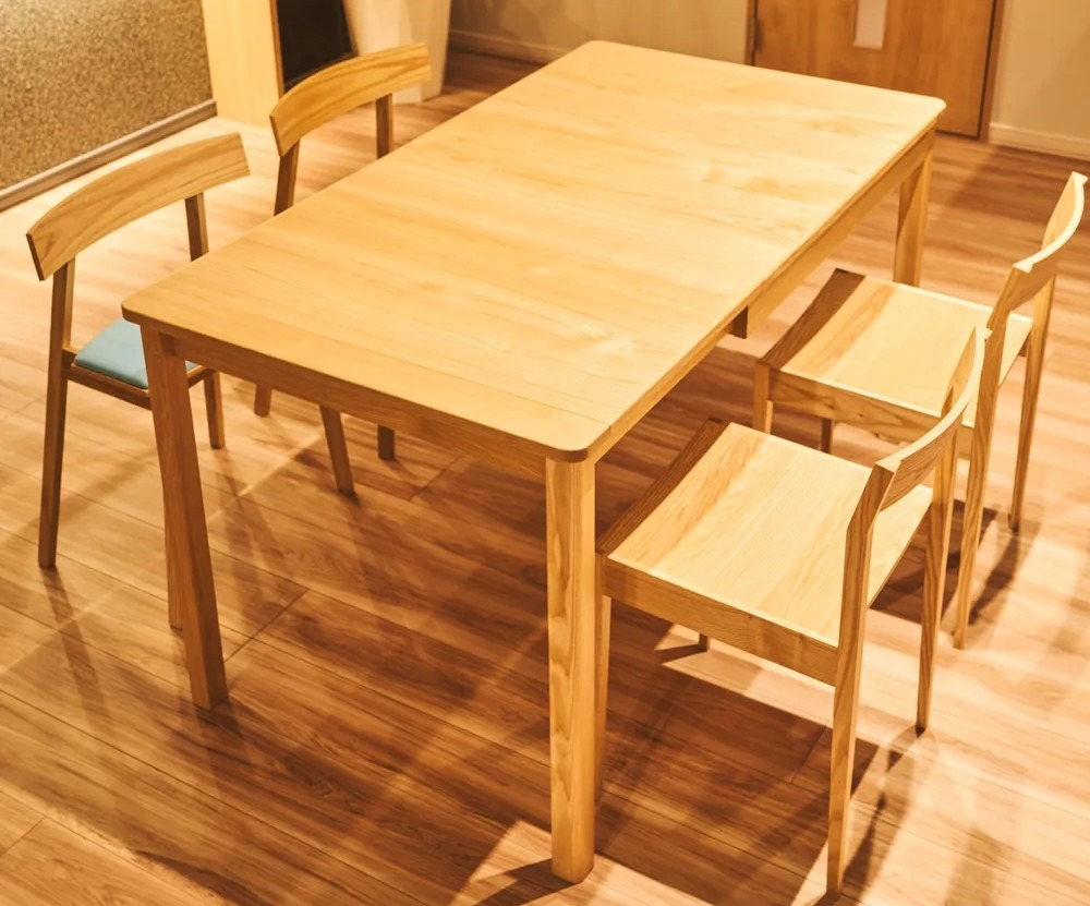 普段の美しさと来客時の広さを両立するWOWエクステンションテーブル