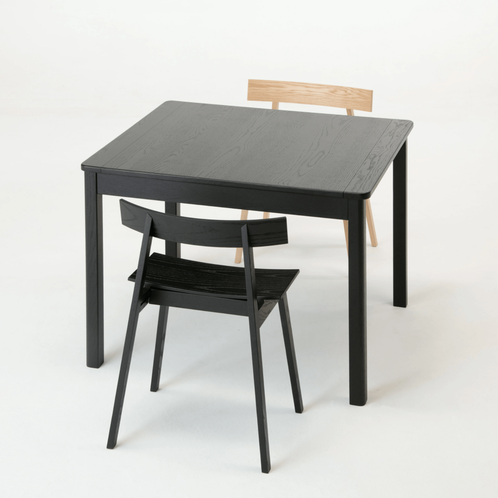 【サイズ目安】ダイニングテーブル4人用コンパクトサイズの120cmと135cmの違いとは？