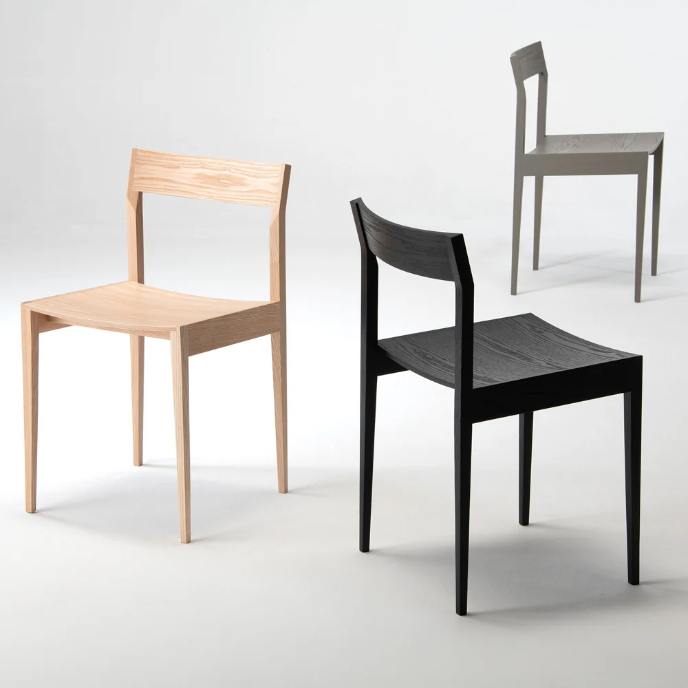 サイズ感をそろえて、色や仕様で個性を出せる。WOWの「flat chair」「half chair」